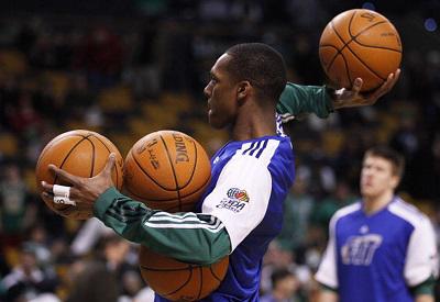 中超赛场争议判罚：VAR引发讨论,（中超判罚引热议：VAR成焦点）