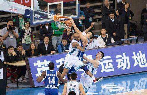 邮报：奥纳纳和埃托奥长期有矛盾；姆伯莫预计是喀麦隆新队长（邮报：奥纳纳与埃托奥矛盾由来已久，姆伯莫有望出任喀麦隆新队长）